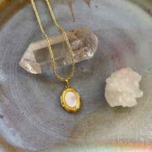Load image into Gallery viewer, pearl oval locket/ gold
