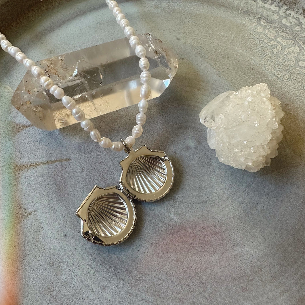 shell locket / silver